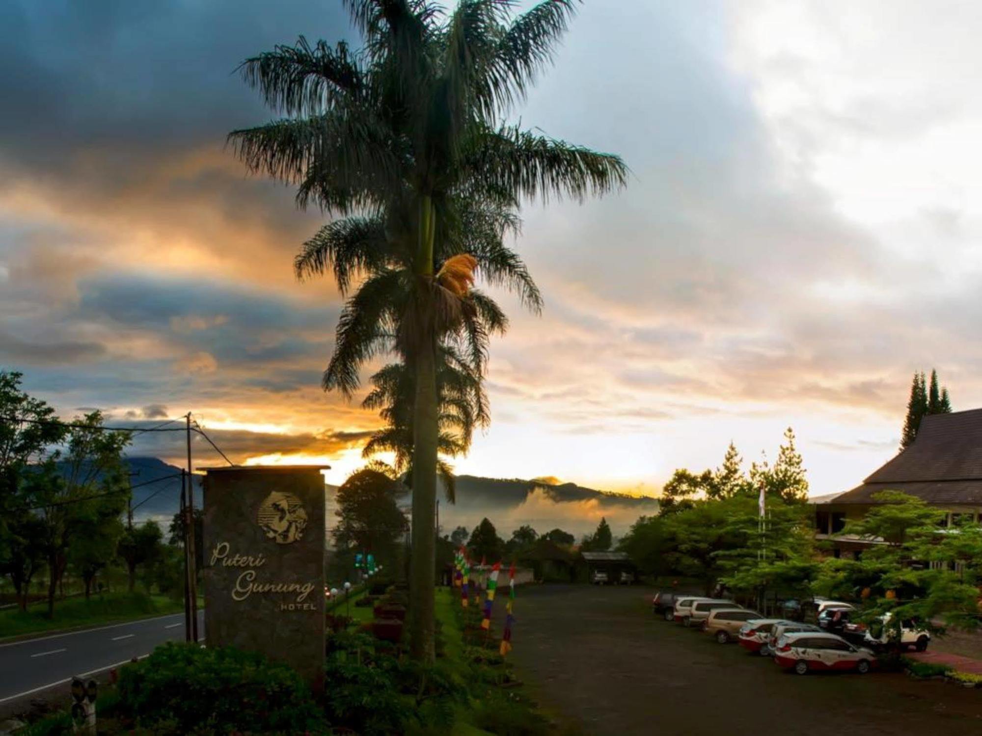 Puteri Gunung Hotel Лембанг Экстерьер фото